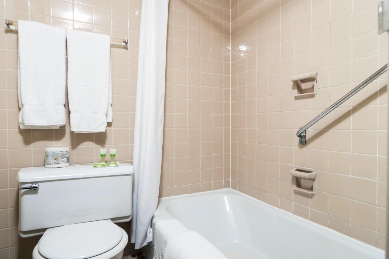 Irving West Hotel Gander Bagian luar foto