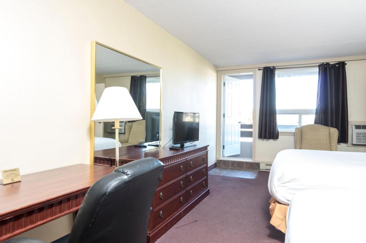 Irving West Hotel Gander Bagian luar foto