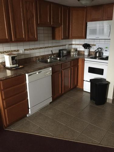 Irving West Hotel Gander Bagian luar foto